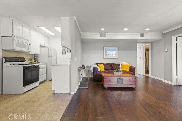 Detail Gallery Image 5 of 31 For 11578 Wyoming #103,  Los Angeles,  CA 90025 - 2 Beds | 2 Baths