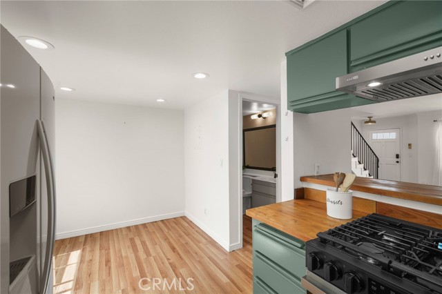 Detail Gallery Image 10 of 27 For 305 E Valencia Ave #E,  Burbank,  CA 91502 - 2 Beds | 2/1 Baths