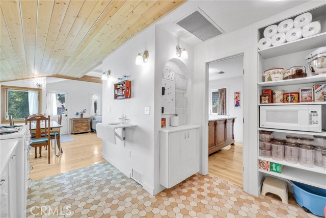 Detail Gallery Image 8 of 30 For 319 W 6th St, Claremont,  CA 91711 - 2 Beds | 2 Baths