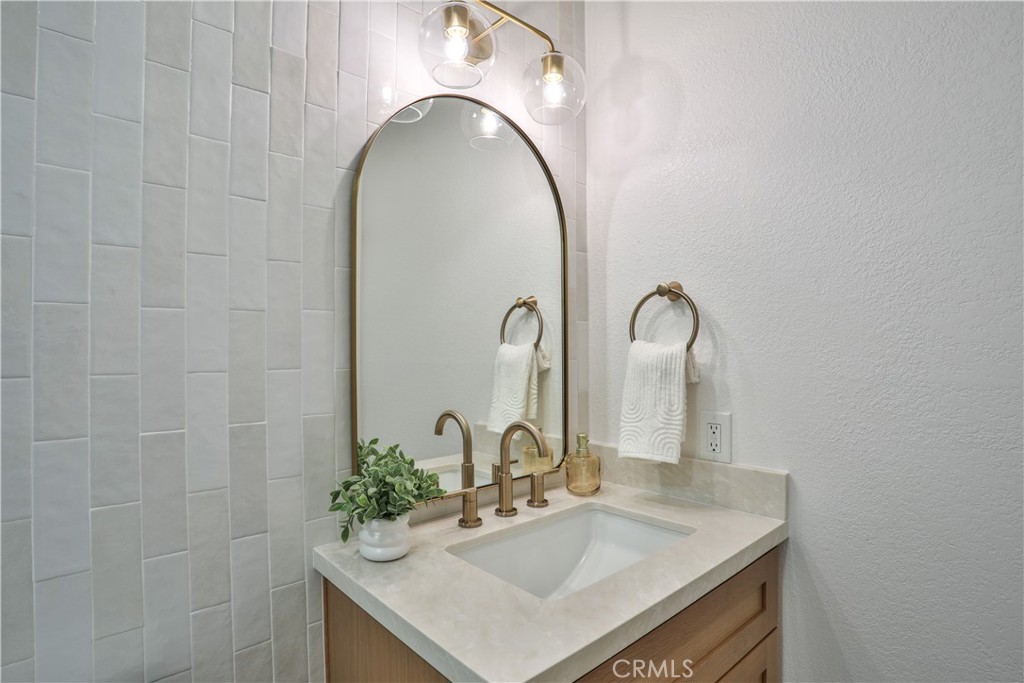 https://media.crmls.org/medias/4206d944-e06d-44ad-be4e-2b0ff3cc3619.jpg?preset=X-Large
