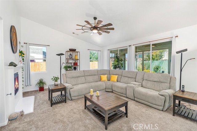 12206 Sundance Canyon Drive, Bakersfield CA: https://media.crmls.org/medias/42137f23-61a5-4f8d-a67d-09298ef02bae.jpg