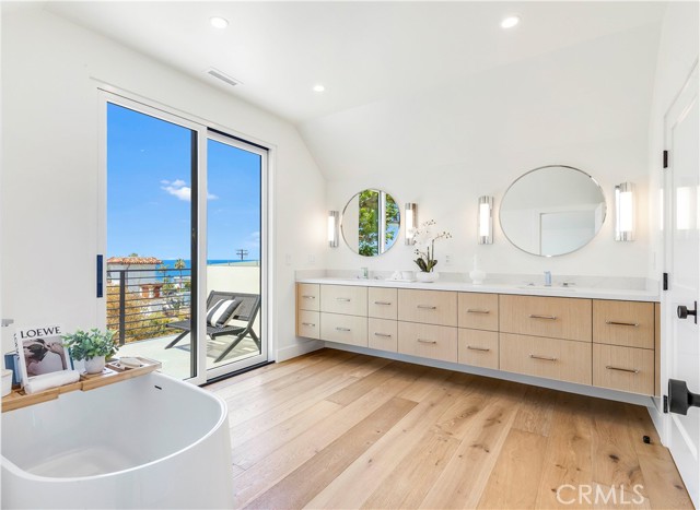 Detail Gallery Image 9 of 46 For 1759 Glenneyre St, Laguna Beach,  CA 92651 - 5 Beds | 5/1 Baths