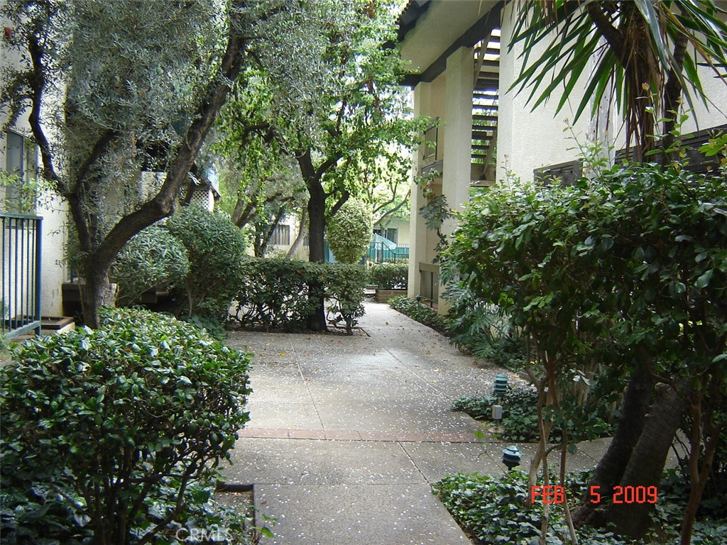 https://media.crmls.org/medias/4217004f-c836-4d6b-9e74-d4d042e261ea.jpg?preset=X-Large