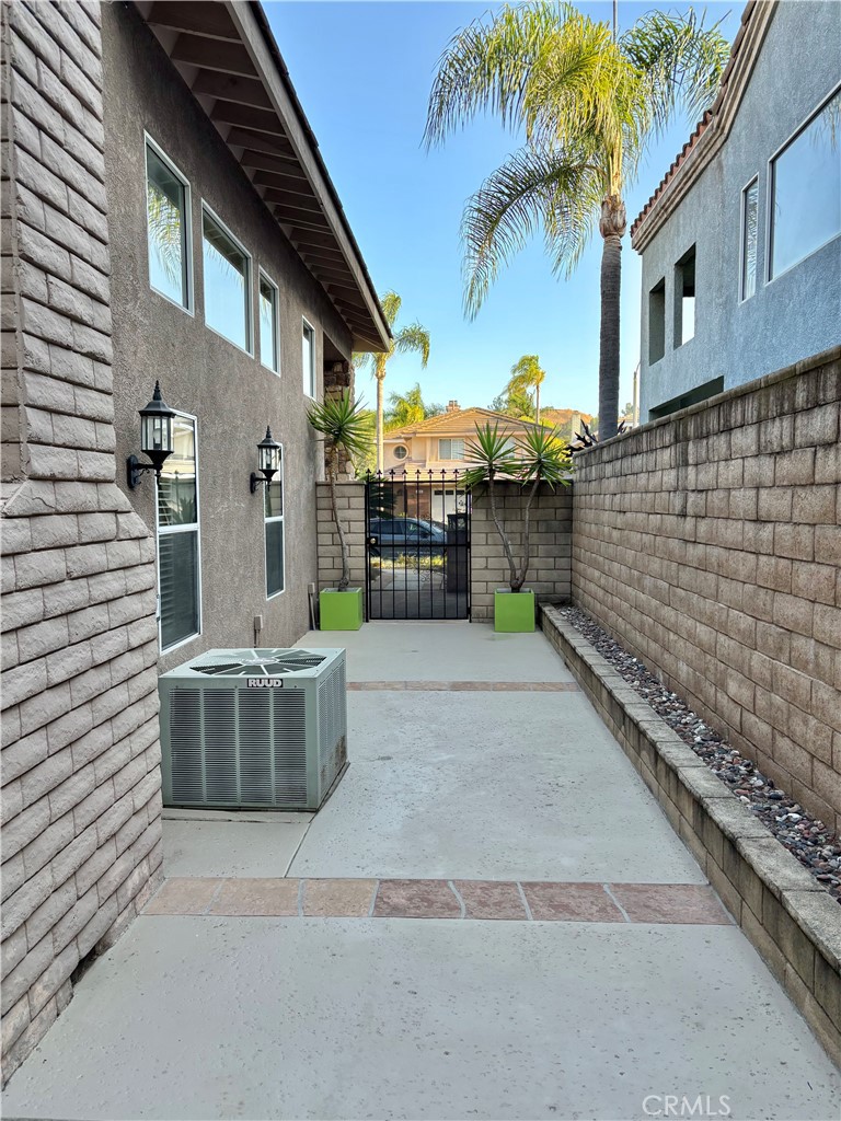 https://media.crmls.org/medias/4219081d-99ef-467f-9971-791aa0447b3f.jpg?preset=X-Large