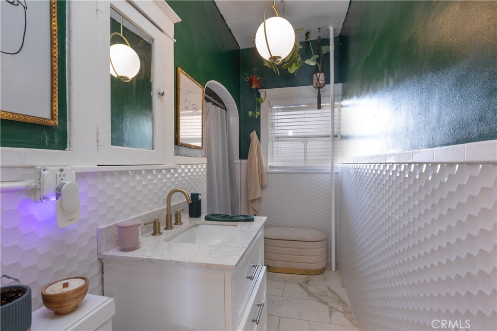 https://media.crmls.org/medias/4219132c-d54c-4871-ab56-ae650c66574d.jpg?preset=X-Large