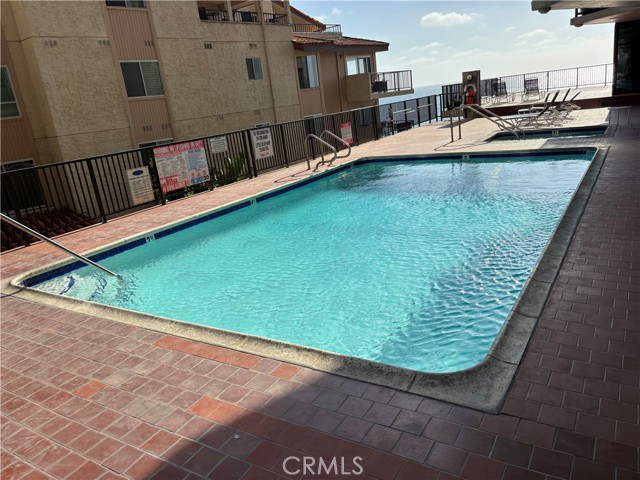 Large HOA pool, hot tub & ocean front sun deck
