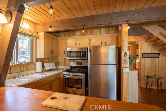 Detail Gallery Image 14 of 38 For 1216 Aspen Dr, Big Bear Lake,  CA 92315 - 3 Beds | 2 Baths