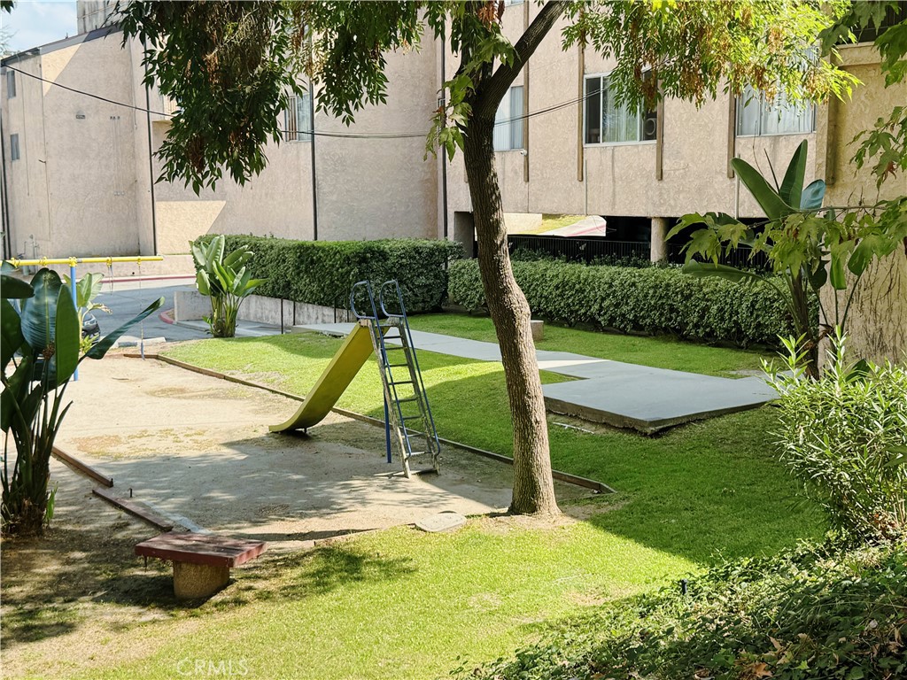 https://media.crmls.org/medias/421c7544-5ad7-4817-b07b-5d6b9b67e4cf.jpg?preset=X-Large