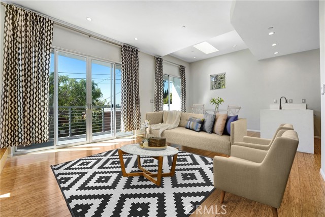 Detail Gallery Image 9 of 32 For 3907 De Longpre Ave, Los Angeles,  CA 90027 - 3 Beds | 3 Baths