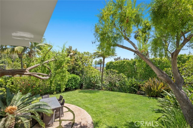 1061 Skyline Drive, Laguna Beach CA: https://media.crmls.org/medias/42212741-d452-45f0-843c-b0eead2631c8.jpg