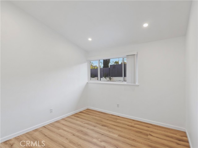 Detail Gallery Image 9 of 22 For 20324 Oxnard St, Woodland Hills,  CA 91367 - 6 Beds | 3 Baths