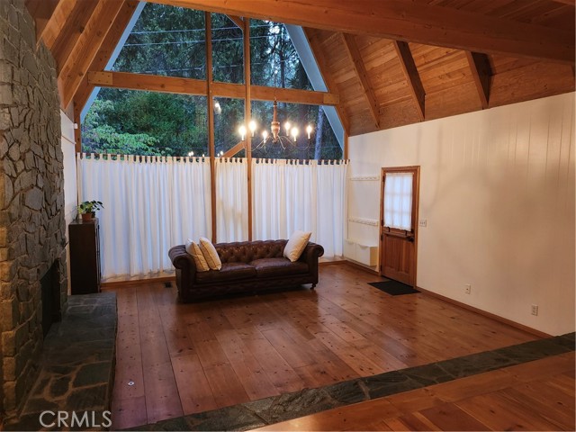 Detail Gallery Image 6 of 12 For 27907 Rainbow Dr, Lake Arrowhead,  CA 92352 - 2 Beds | 2 Baths