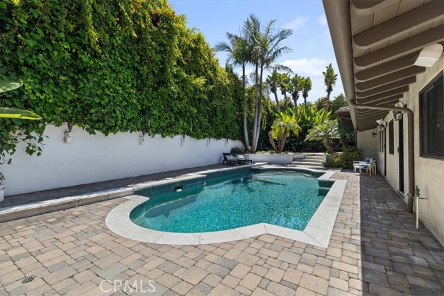 Detail Gallery Image 19 of 52 For 364 via Almar, Palos Verdes Estates,  CA 90274 - 5 Beds | 3/1 Baths