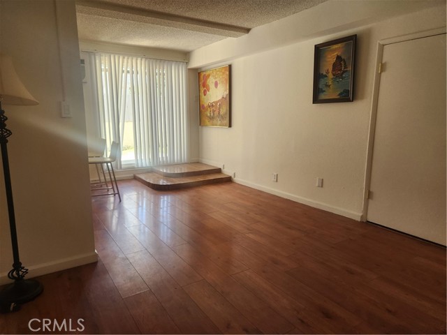 14301 Addison Street, Sherman Oaks CA: https://media.crmls.org/medias/422753e7-e88e-44e1-8a7b-8b62030d6042.jpg