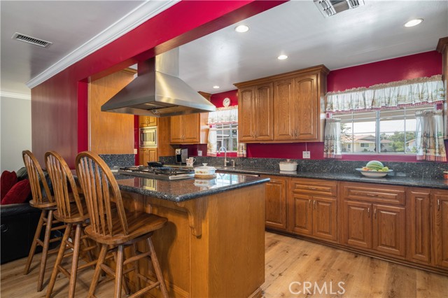 ADDITIONAL SEATING ON THE KITCHEN ISLAND