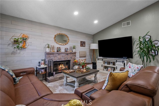 3052 E Avenue S4, Palmdale CA: https://media.crmls.org/medias/4229adc5-95af-4d46-b4be-f435005a673f.jpg