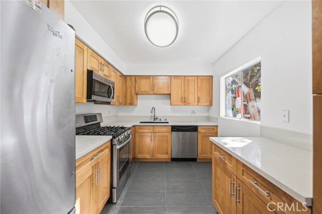 Detail Gallery Image 4 of 17 For 15030 Victory Bld #103,  Van Nuys,  CA 91411 - 2 Beds | 2 Baths