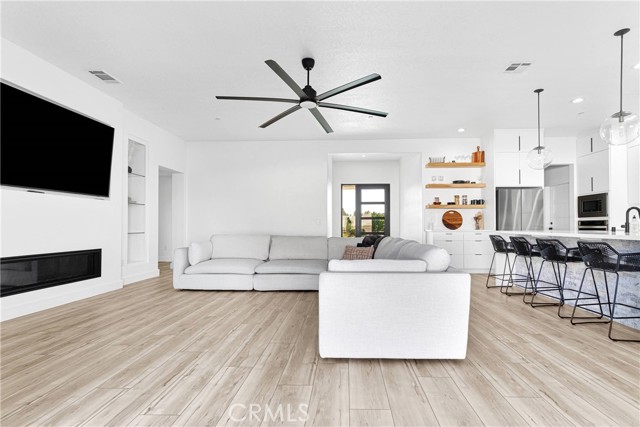 Detail Gallery Image 6 of 47 For 16383 Ridge View Dr, Apple Valley,  CA 92307 - 4 Beds | 2/1 Baths