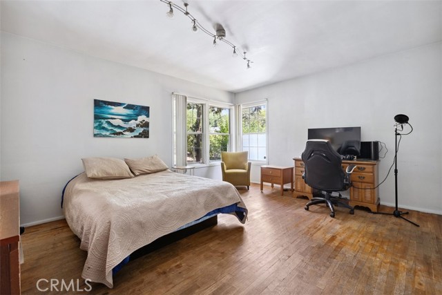 5800 Winnetka Avenue, Woodland Hills CA: https://media.crmls.org/medias/422d47a8-81e6-43e0-b8b9-00aa052a67c7.jpg