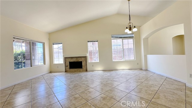 Detail Gallery Image 3 of 11 For 15060 Spring St, Fontana,  CA 92335 - 4 Beds | 2 Baths