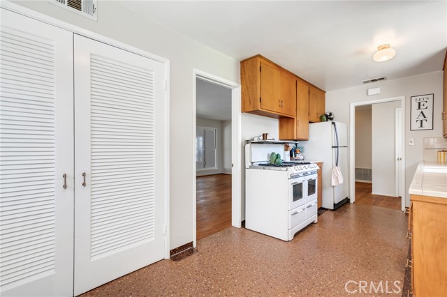 6831 Coronado Way, Riverside CA: https://media.crmls.org/medias/4232928e-3329-4a00-b537-2fa206a60d60.jpg