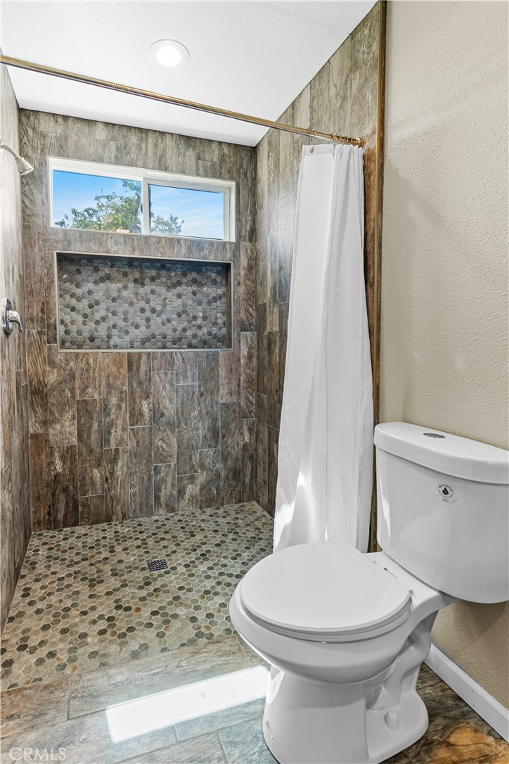 https://media.crmls.org/medias/4235f02e-ac3d-4c8f-be3a-69c452da8dcf.jpg?preset=X-Large