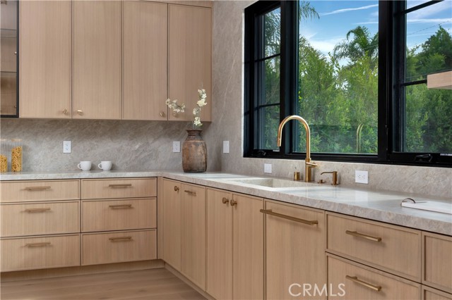 13024 Bloomfield Street, Studio City CA: https://media.crmls.org/medias/423b25b7-8bc6-437a-bc63-9c04f743059e.jpg