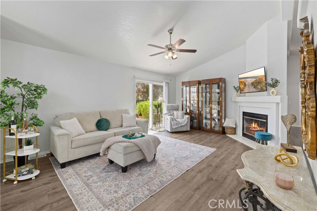 27823 Sunrise Ln, Canyon Country CA: https://media.crmls.org/medias/423b5d61-dd9f-48cd-85d8-87eae2def331.jpg