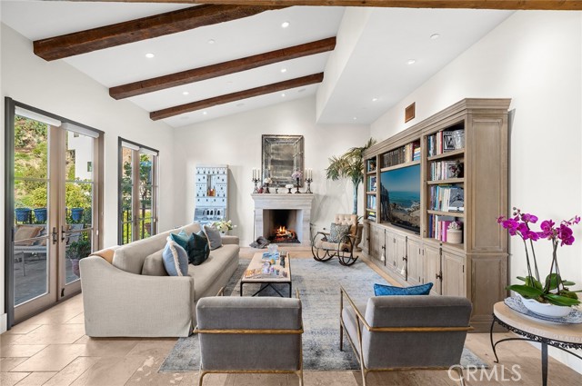 Detail Gallery Image 4 of 31 For 2100 Crestview Dr, Laguna Beach,  CA 92651 - 3 Beds | 2/1 Baths