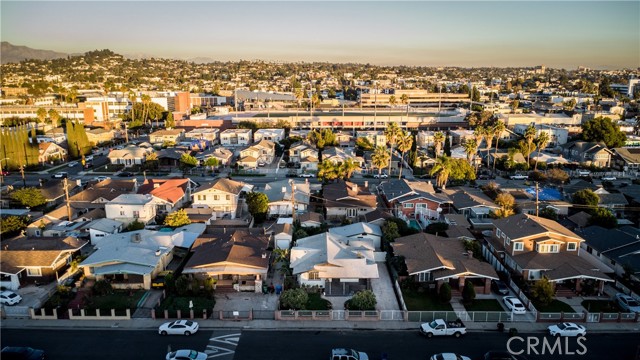 748 N Kenmore, Los Angeles CA: https://media.crmls.org/medias/424123b0-cca0-41a6-9f50-c25334019df4.jpg