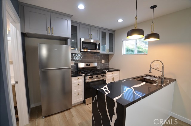 Detail Gallery Image 4 of 8 For 6406 Densmore Ave, Lake Balboa,  CA 91406 - 1 Beds | 1 Baths