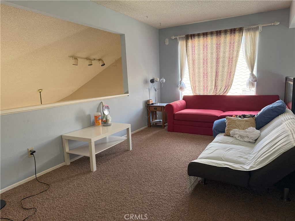 https://media.crmls.org/medias/42474bcd-7af3-47d8-b4cb-273edacf84d4.jpg?preset=X-Large