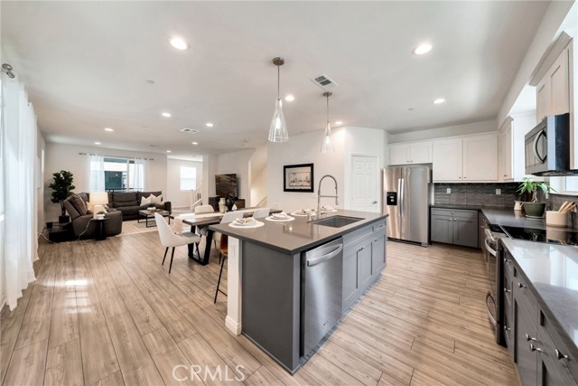 Detail Gallery Image 19 of 43 For 2132 Lacy Crossing Dr, Santa Ana,  CA 92701 - 4 Beds | 3/1 Baths