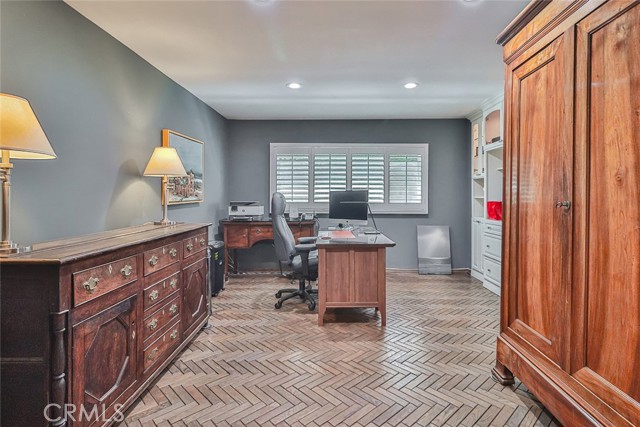 Detail Gallery Image 32 of 74 For 17141 Superior St, Northridge,  CA 91325 - 6 Beds | 4 Baths