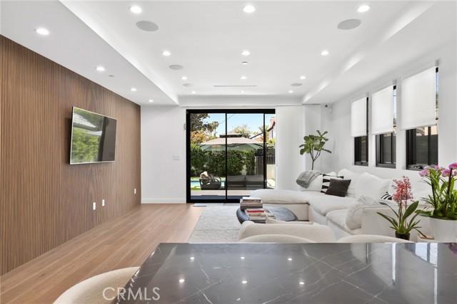 535 N Sierra Bonita Avenue, Los Angeles CA: https://media.crmls.org/medias/4249acd5-b9d2-4032-a497-b5c569b3b78d.jpg