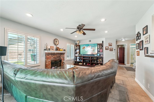 3622 Broken Twig Drive, Norco CA: https://media.crmls.org/medias/4249c4bd-7a99-47a6-9dd8-a33c27c538ca.jpg