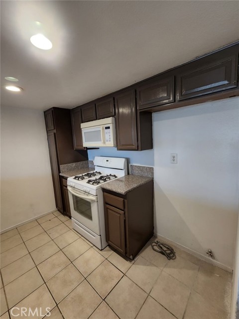 Detail Gallery Image 2 of 7 For 2061 Las Vegas Ave #8,  Pomona,  CA 91767 - 2 Beds | 1 Baths