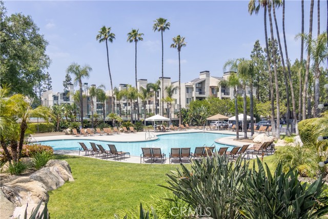Detail Gallery Image 2 of 21 For 21500 Burbank Blvd #126,  Woodland Hills,  CA 91367 - 1 Beds | 1 Baths