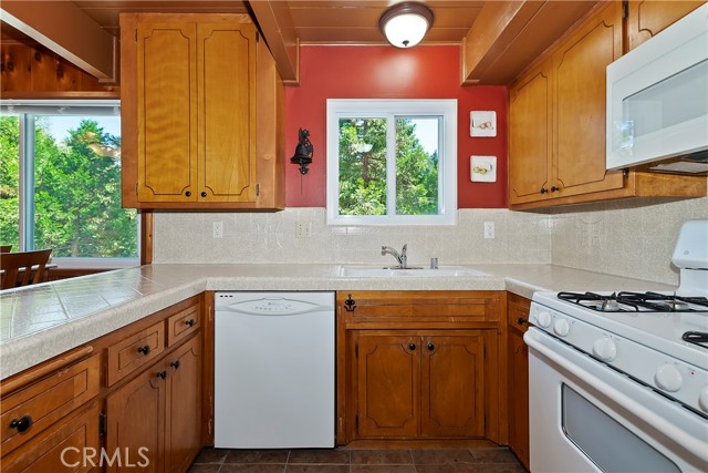 Detail Gallery Image 14 of 40 For 26661 Lake Forest Dr, Twin Peaks,  CA 92391 - 3 Beds | 2/1 Baths