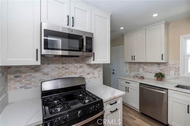 Detail Gallery Image 7 of 21 For 2241 Grand Ave, Long Beach,  CA 90815 - 4 Beds | 2 Baths