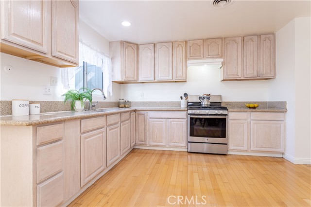 Detail Gallery Image 8 of 42 For 11144 Haskell, Granada Hills,  CA 91344 - 3 Beds | 2 Baths