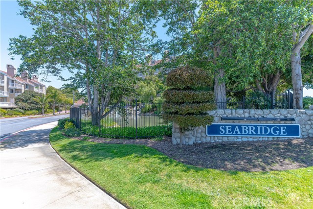 20251 Cape Coral Lane, Huntington Beach CA: https://media.crmls.org/medias/4253c5d4-4655-4018-b85c-fcd04deb78c0.jpg