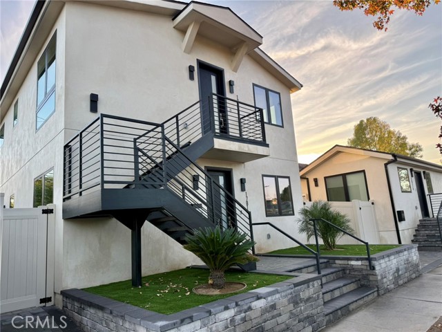 Detail Gallery Image 2 of 23 For 17816 W Bullock, Encino,  CA 91316 - 2 Beds | 2 Baths