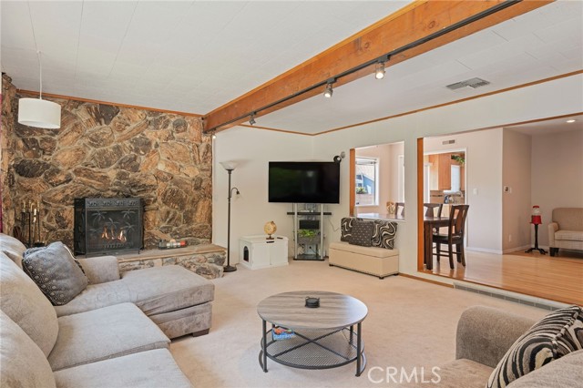 10022 Gothic Avenue, North Hills CA: https://media.crmls.org/medias/42562dc8-32a3-4318-9800-da0bf4d9b4d4.jpg