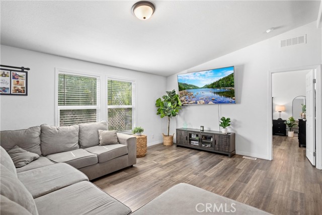 913 S Grand Avenue, San Jacinto CA: https://media.crmls.org/medias/4256a109-e7c3-4143-9164-884be1d24562.jpg