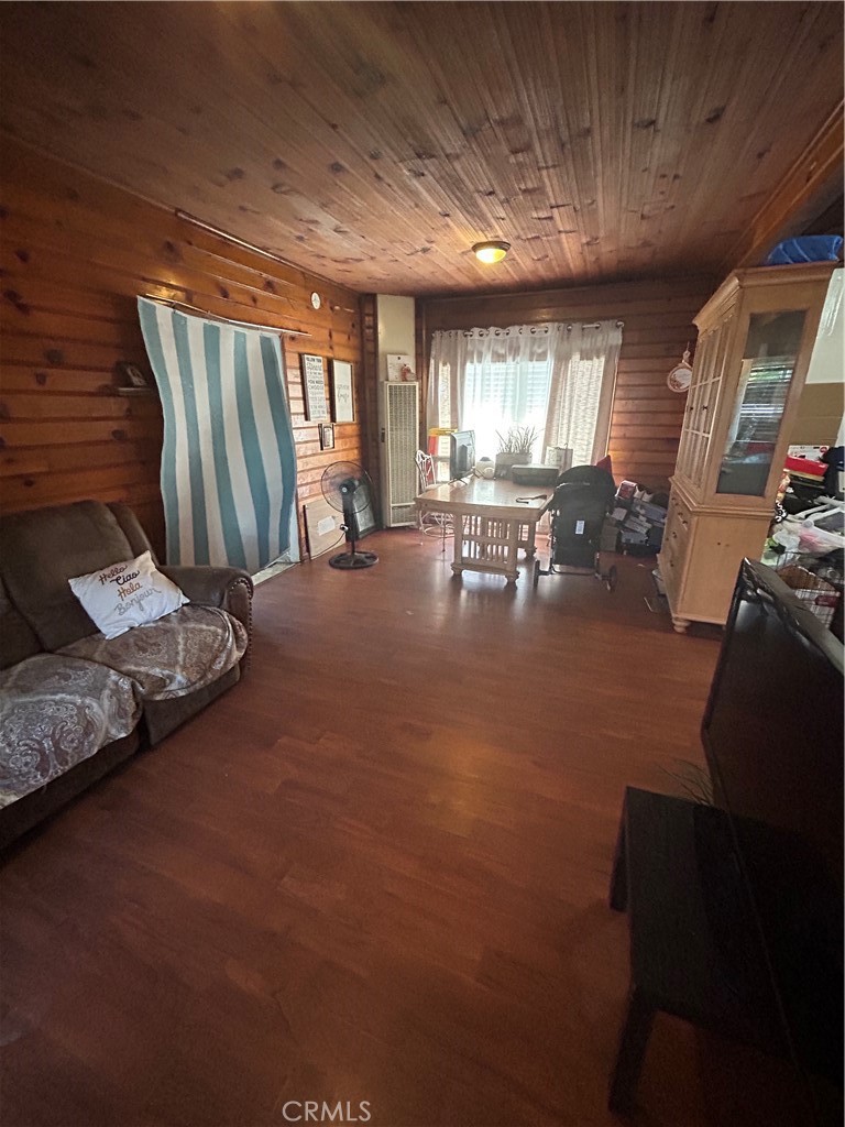 https://media.crmls.org/medias/42575209-d875-42fc-84f6-c09175cb16da.jpg?preset=X-Large