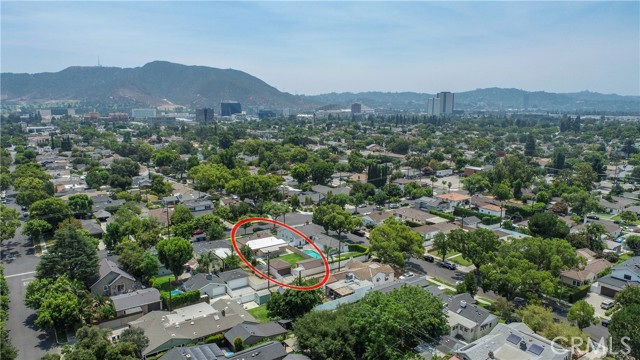 2219 W Clark Avenue, Burbank CA: https://media.crmls.org/medias/425af2a4-3769-484b-8115-0754d6e91f0f.jpg