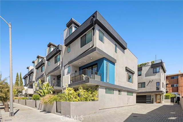 922 N Ridgewood Pl, Los Angeles CA: https://media.crmls.org/medias/425be496-86ef-41ec-8d8b-2a0b8bb3991e.jpg