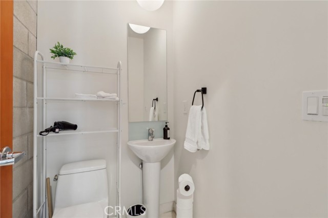 3450 Cahuenga W Boulevard, Los Angeles CA: https://media.crmls.org/medias/425def58-b804-491e-a9e5-ef5183564fe4.jpg