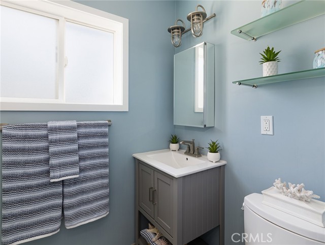 246 Via Los Miradores, Redondo Beach CA: https://media.crmls.org/medias/425ea5ed-6d34-495b-b1b4-a35f85287b26.jpg